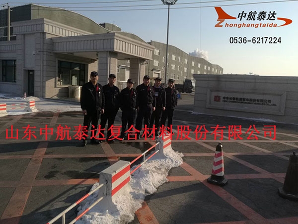 长客碳纤维部件演装成功5.jpg